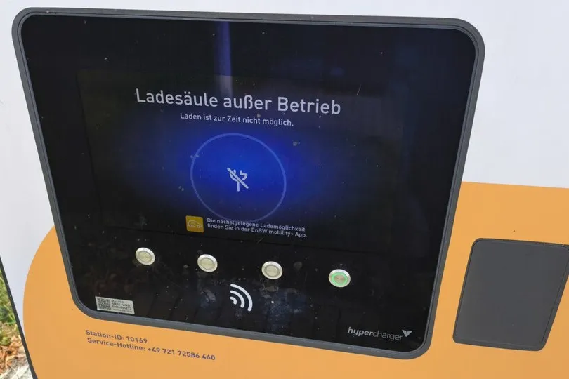 Auf Schnellladesäulen kann man in Deutschland häufiger den Hinweis lesen, dass die Säule außer Betrieb ist.