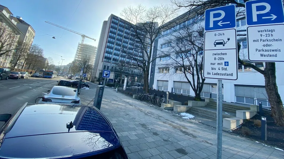 Mit welchem Fahrzeug man hier in München wann und wie lange stehen darf, verstehen nur eingefleischte Bürokratie-Experten.