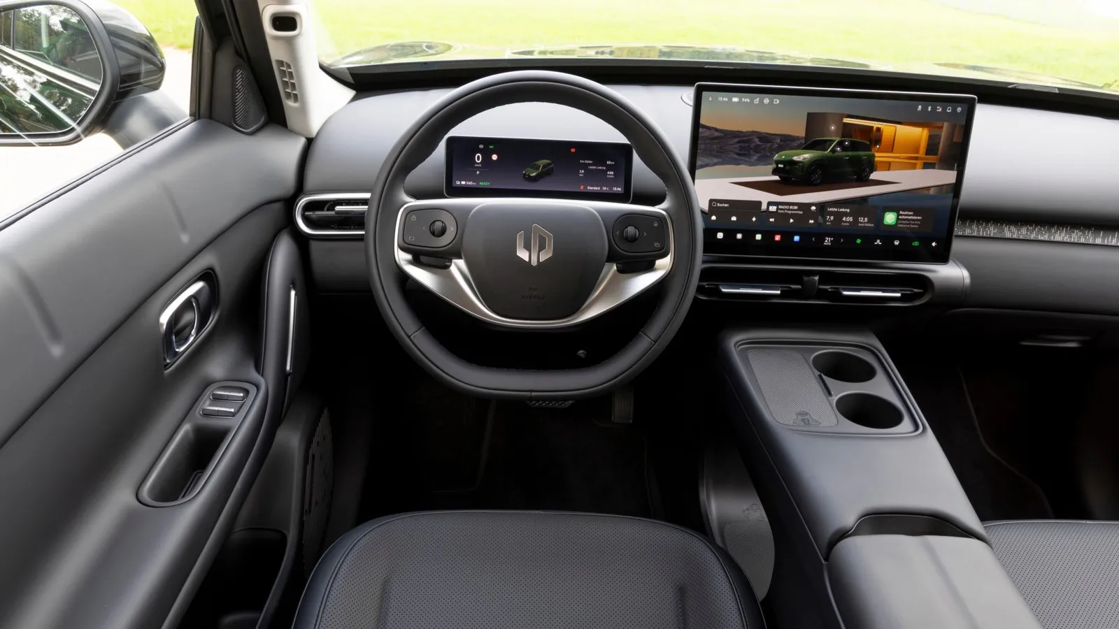 Der Armaturenträger des B03X wird von dem großen Infotainment-Touch-Display dominiert.