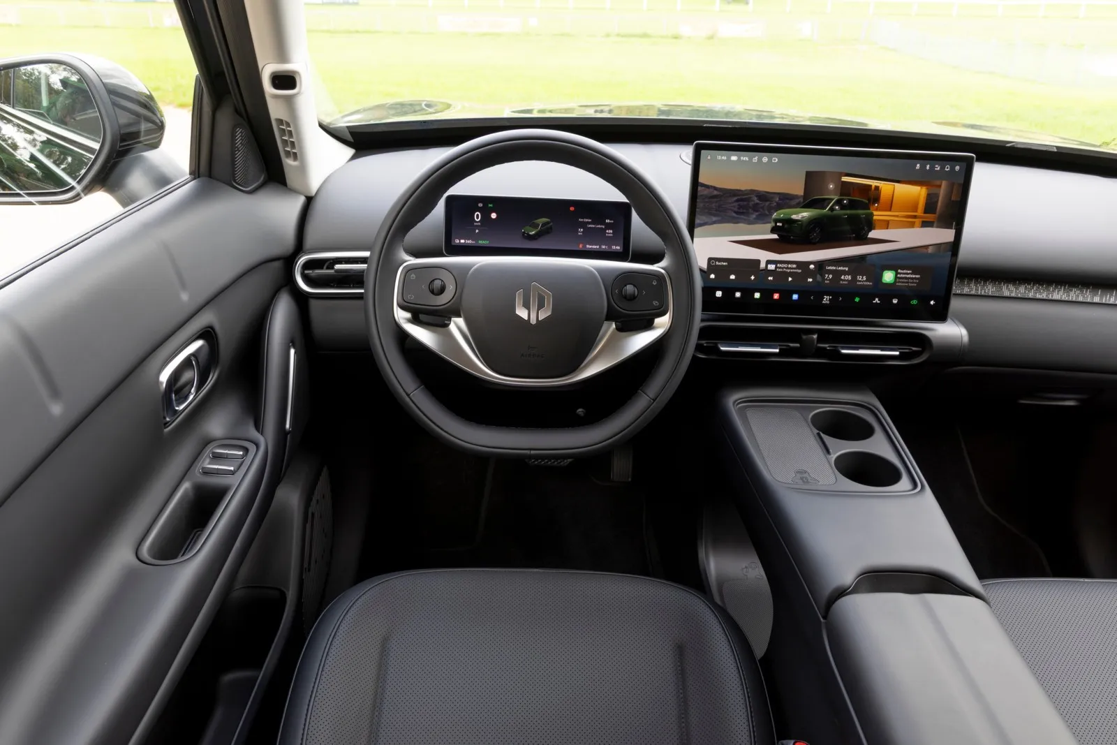 Der Armaturenträger des B03X wird von dem großen Infotainment-Touch-Display dominiert.