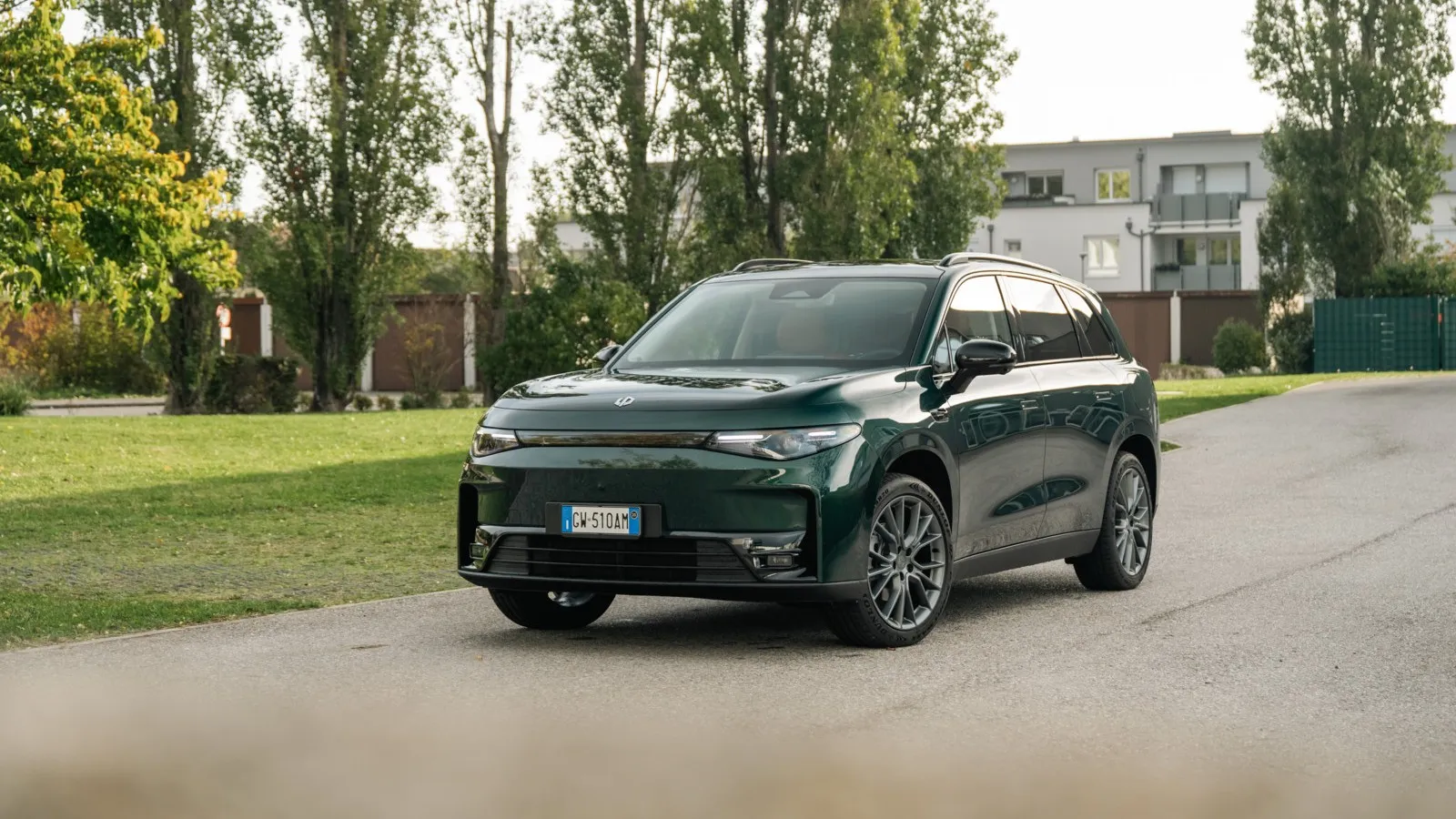 Der Leapmotor C10 besticht durch ein futuristisches und aerodynamisches Design mit einer klar strukturierten Frontpartie und schmalen LED-Scheinwerfern.