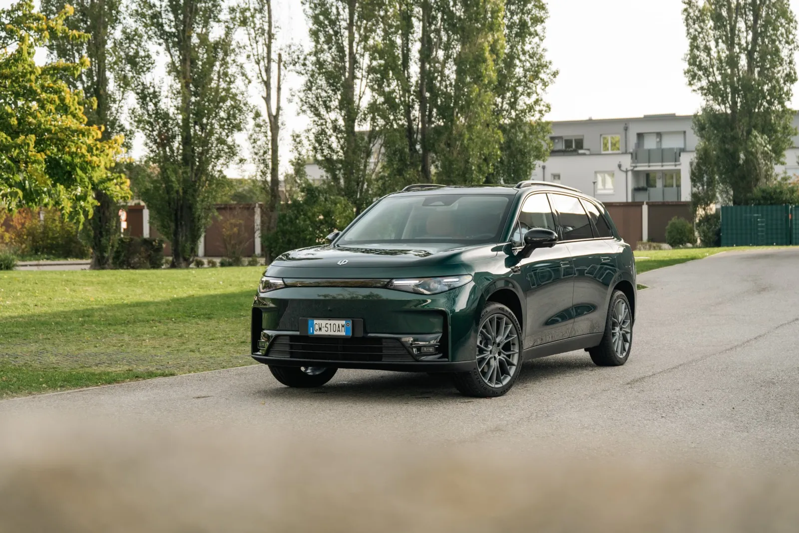 Der Leapmotor C10 besticht durch ein futuristisches und aerodynamisches Design mit einer klar strukturierten Frontpartie und schmalen LED-Scheinwerfern.
