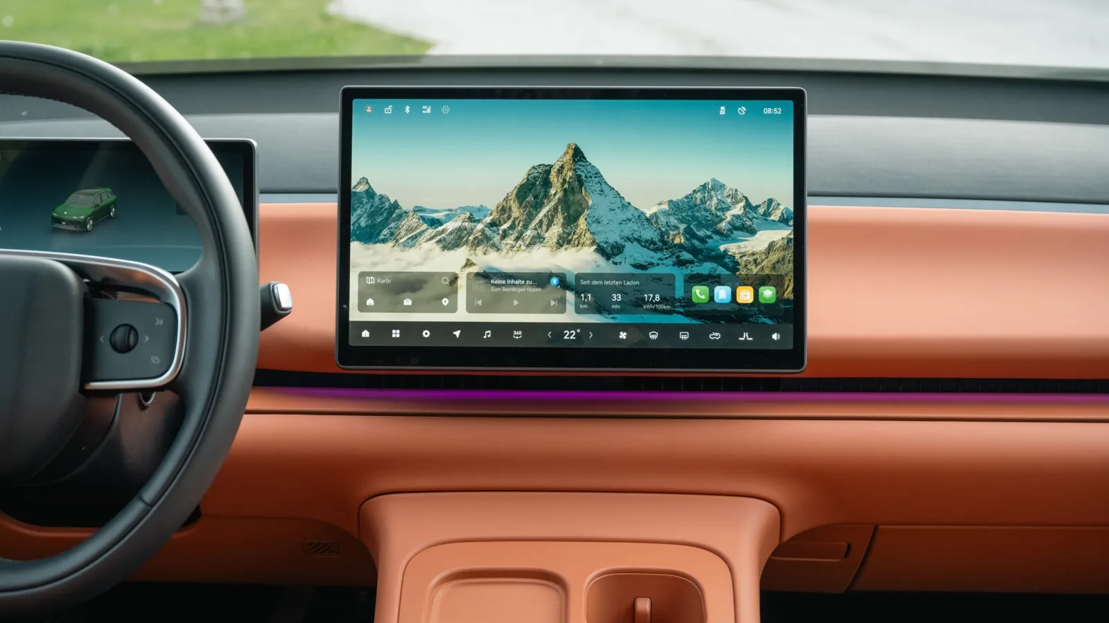 Ein großes zentrales Infotainment-Display bietet fortschrittliche Konnektivität und intuitive Bedienung, ergänzt durch semi-autonome Fahrassistenzsysteme für mehr Komfort und Sicherheit.