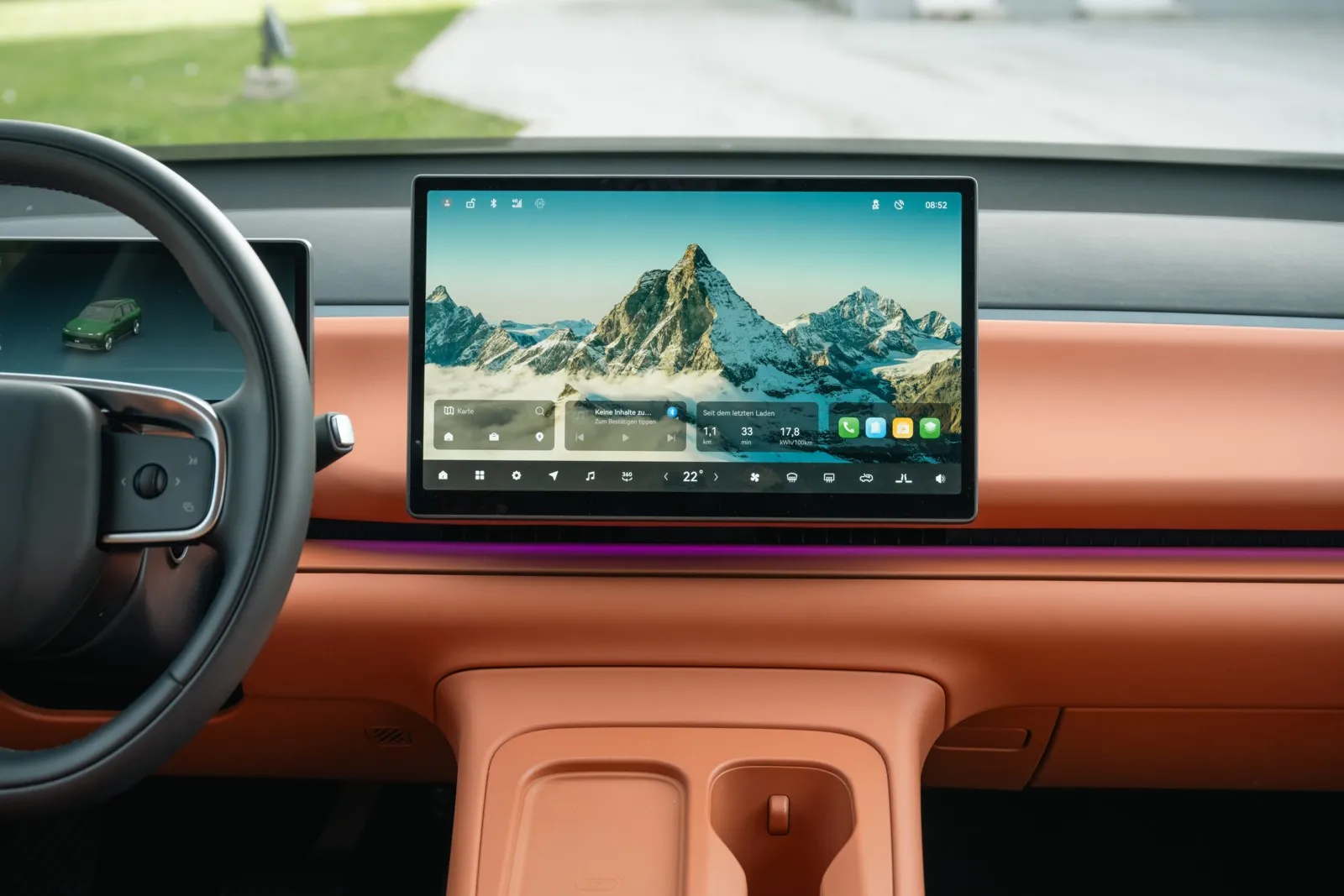 Ein großes zentrales Infotainment-Display bietet fortschrittliche Konnektivität und intuitive Bedienung, ergänzt durch semi-autonome Fahrassistenzsysteme für mehr Komfort und Sicherheit.