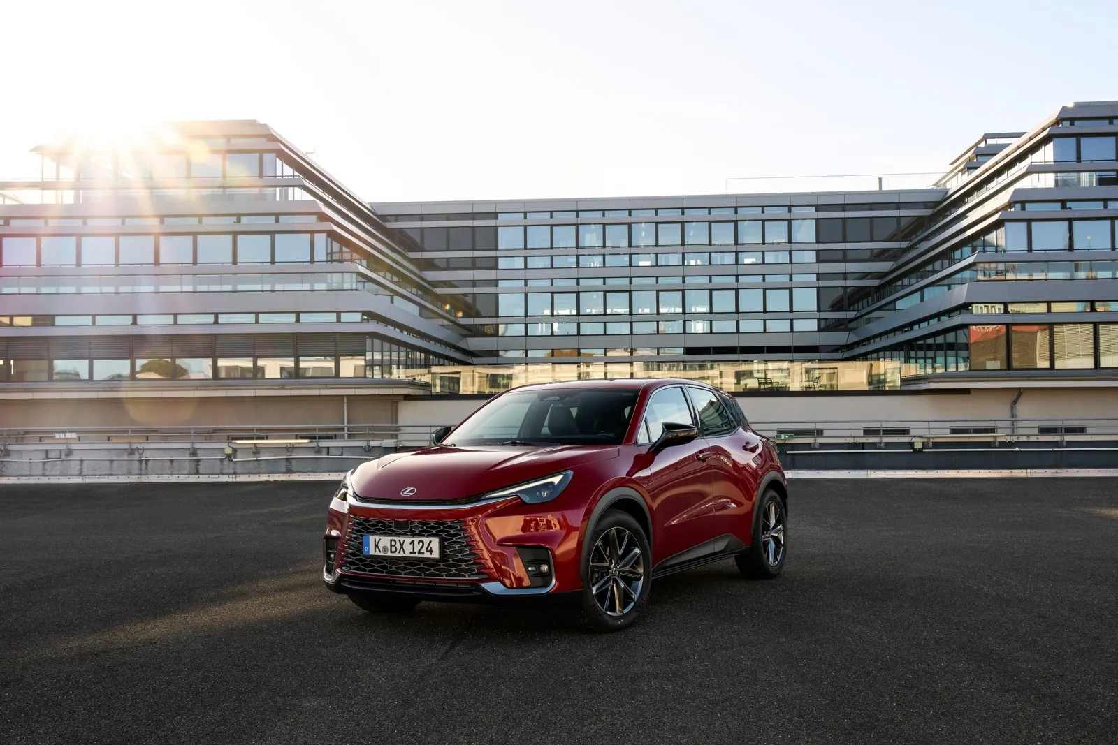 Der neue Lexus LBX. Das Kompakt-SUV erleichtert den Einstieg in die noble Lexus-Welt und rundet sie nach unten ab. Verbrauch (l/100 km) komb.: 4,8–4,6 l; CO2: 110–104 g/km