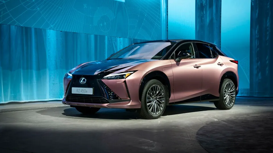 Der Lexus RZ 450e steht wie der kürzlich vorgestellte Toyota bZ4X auf einer für E-Autos entwickelten Plattform.