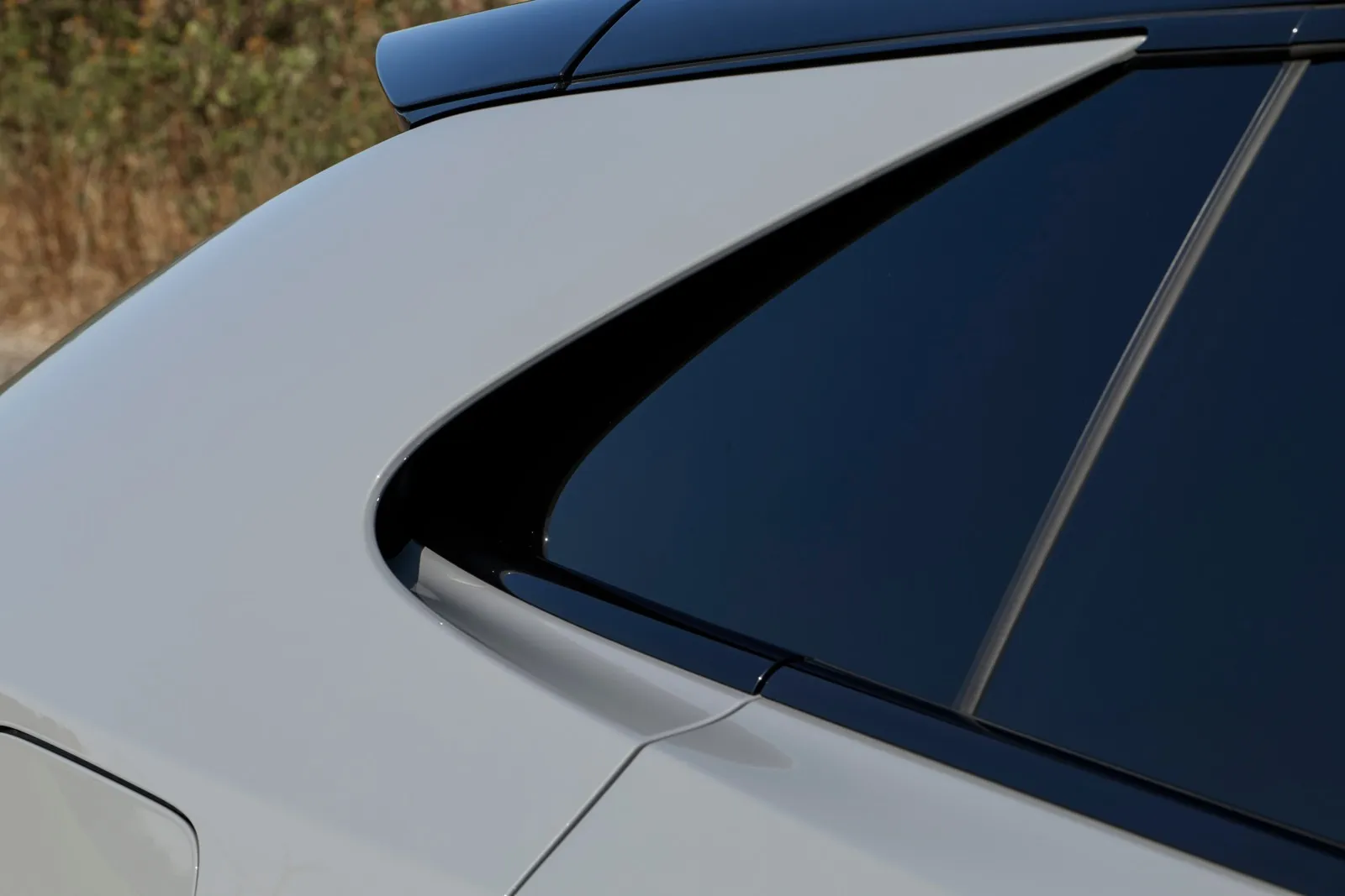 Die breite C-Säule lässt aus aerodynamischen Gründen den Wind an der Innenseite passieren.