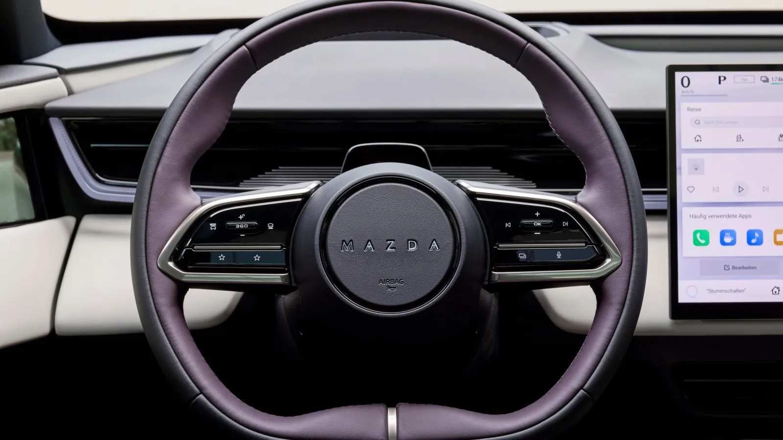 Das Multifunktions-Lenkrad des Mazda CX 6e ist unten abgeflacht.