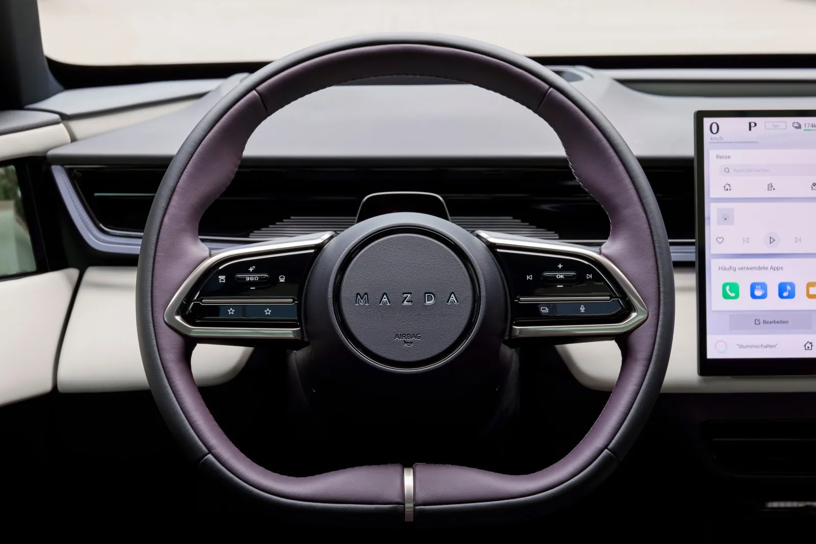 Das Multifunktions-Lenkrad des Mazda CX 6e ist unten abgeflacht.