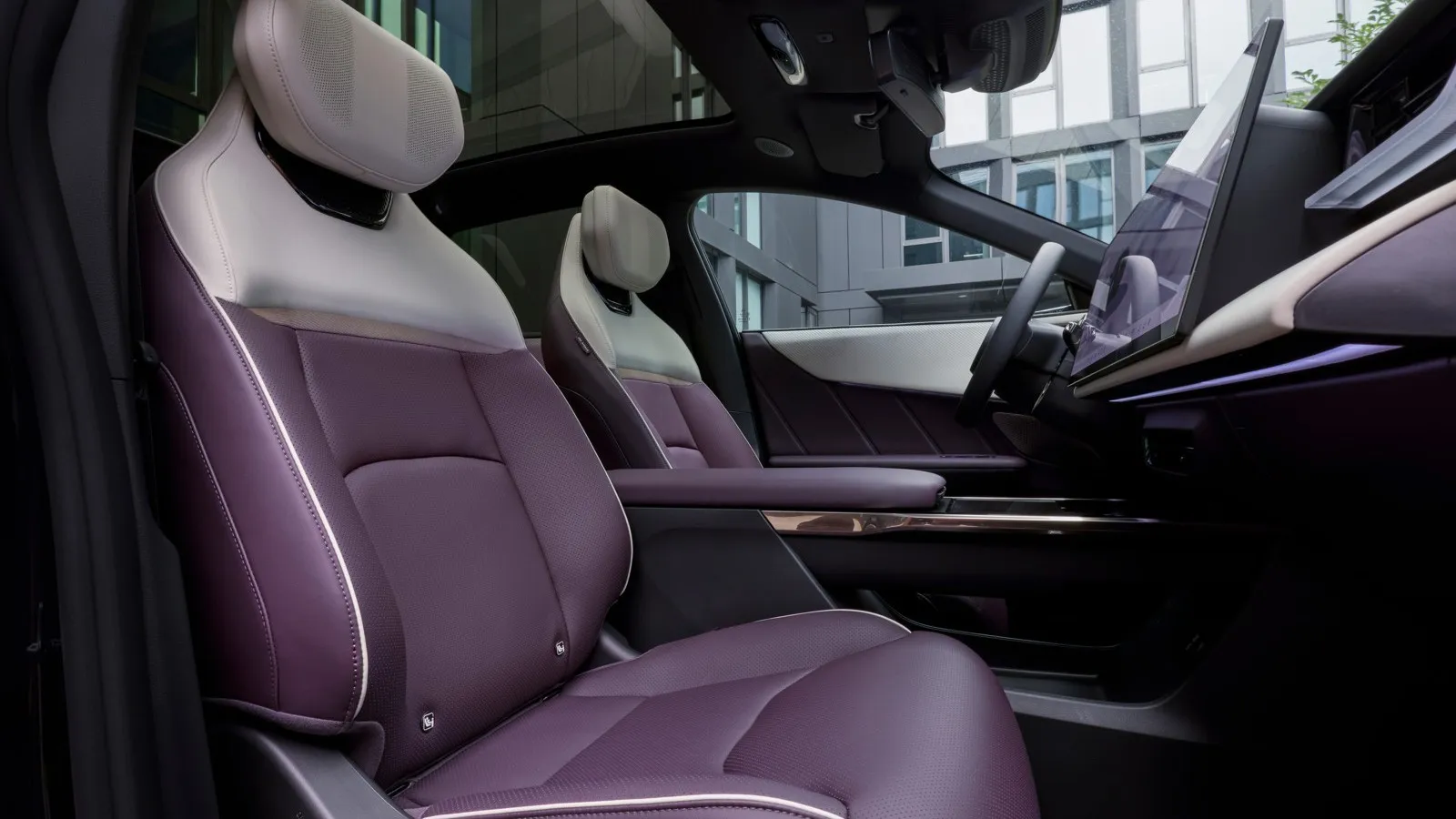 Die vorderen Sitze im Mazda CX 6e sind fest gepolstert und geben guten Halt.