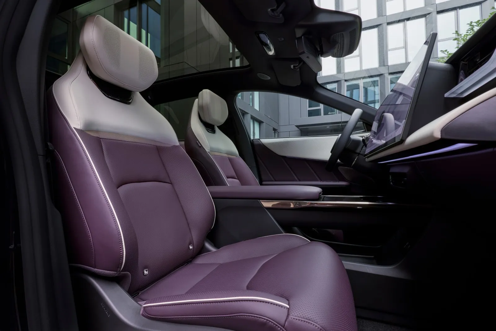 Die vorderen Sitze im Mazda CX 6e sind fest gepolstert und geben guten Halt.