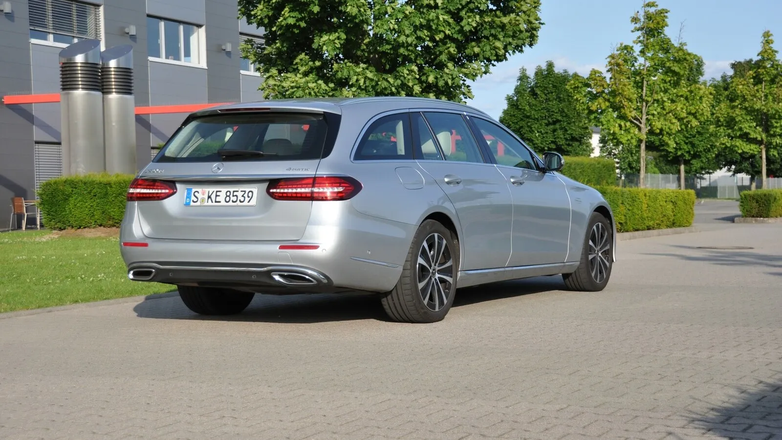 Während sich bei der Limousine die Heckansicht mit dem Facelift 2020 geändert hat, fährt das 4,95 Meter lange T-Modell unverändert markentypisch stattlich und elegant vor.