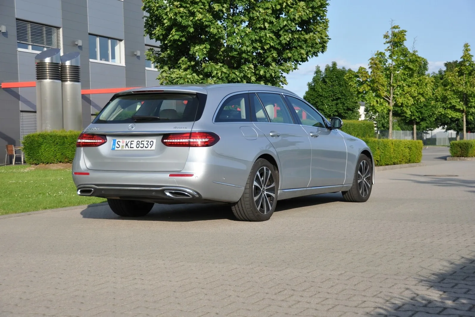 Während sich bei der Limousine die Heckansicht mit dem Facelift 2020 geändert hat, fährt das 4,95 Meter lange T-Modell unverändert markentypisch stattlich und elegant vor.
