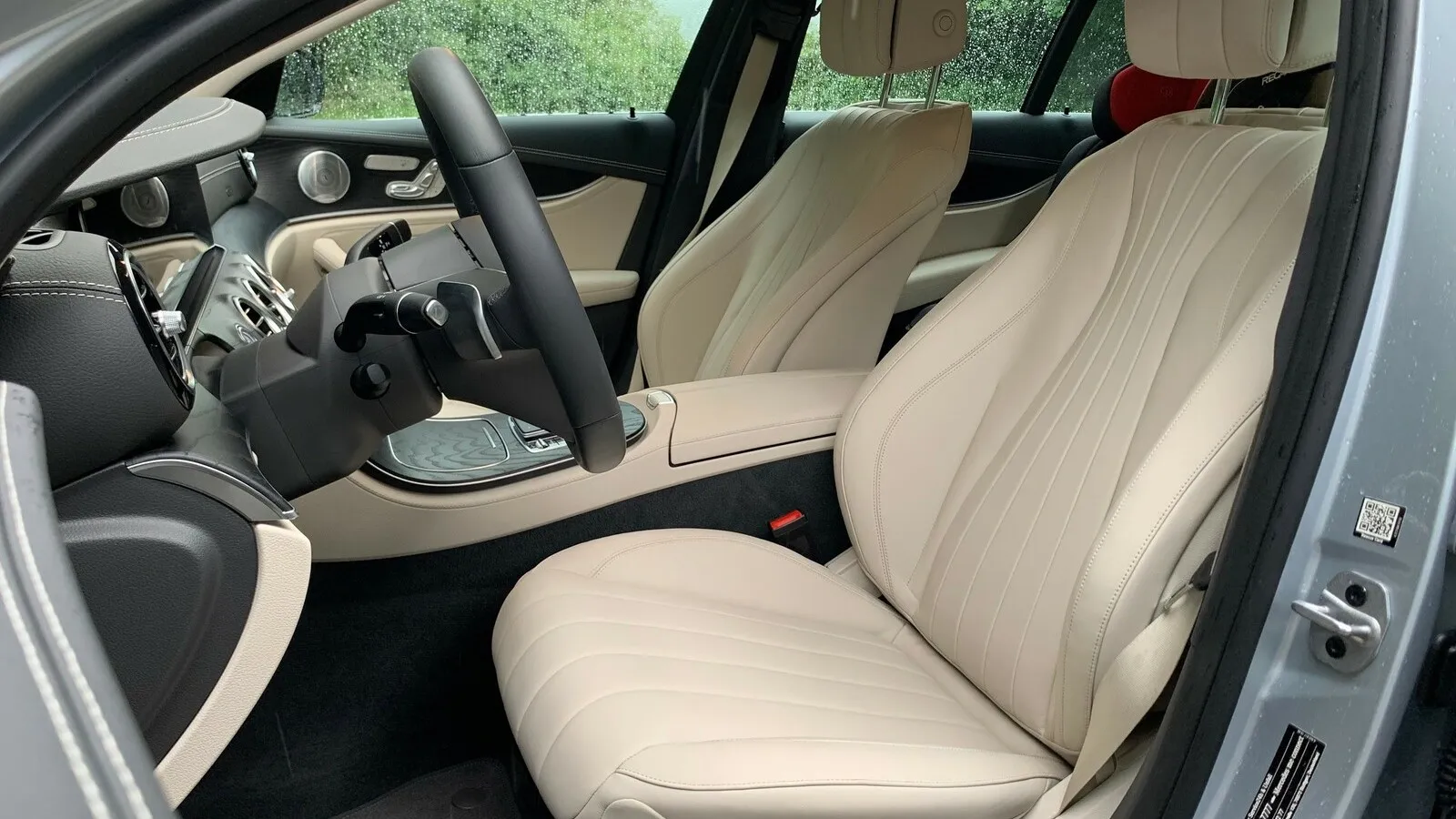 Die Mercedes E-Klasse bietet als T-Modell so viel Platz wie kaum ein anderes Auto. Vorne sitzen Fahrer und Beifahrer fürstlich auf sehr gut ausgeformten und vielfach einstellbaren Sitzen.