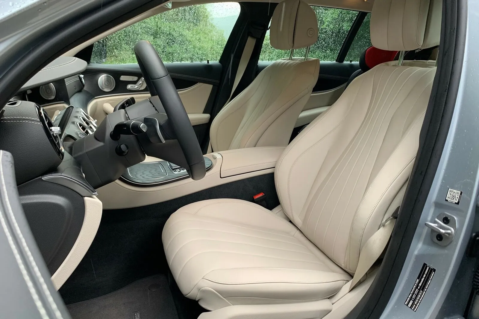 Die Mercedes E-Klasse bietet als T-Modell so viel Platz wie kaum ein anderes Auto. Vorne sitzen Fahrer und Beifahrer fürstlich auf sehr gut ausgeformten und vielfach einstellbaren Sitzen.