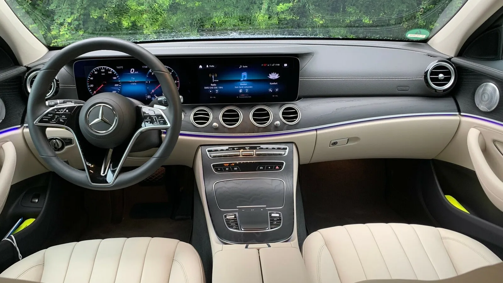 Das große Widescreen-Display bringt viel Modernität ins Auto und bildet einen interessanten Kontrast zu Leder, Holz und Chrom.