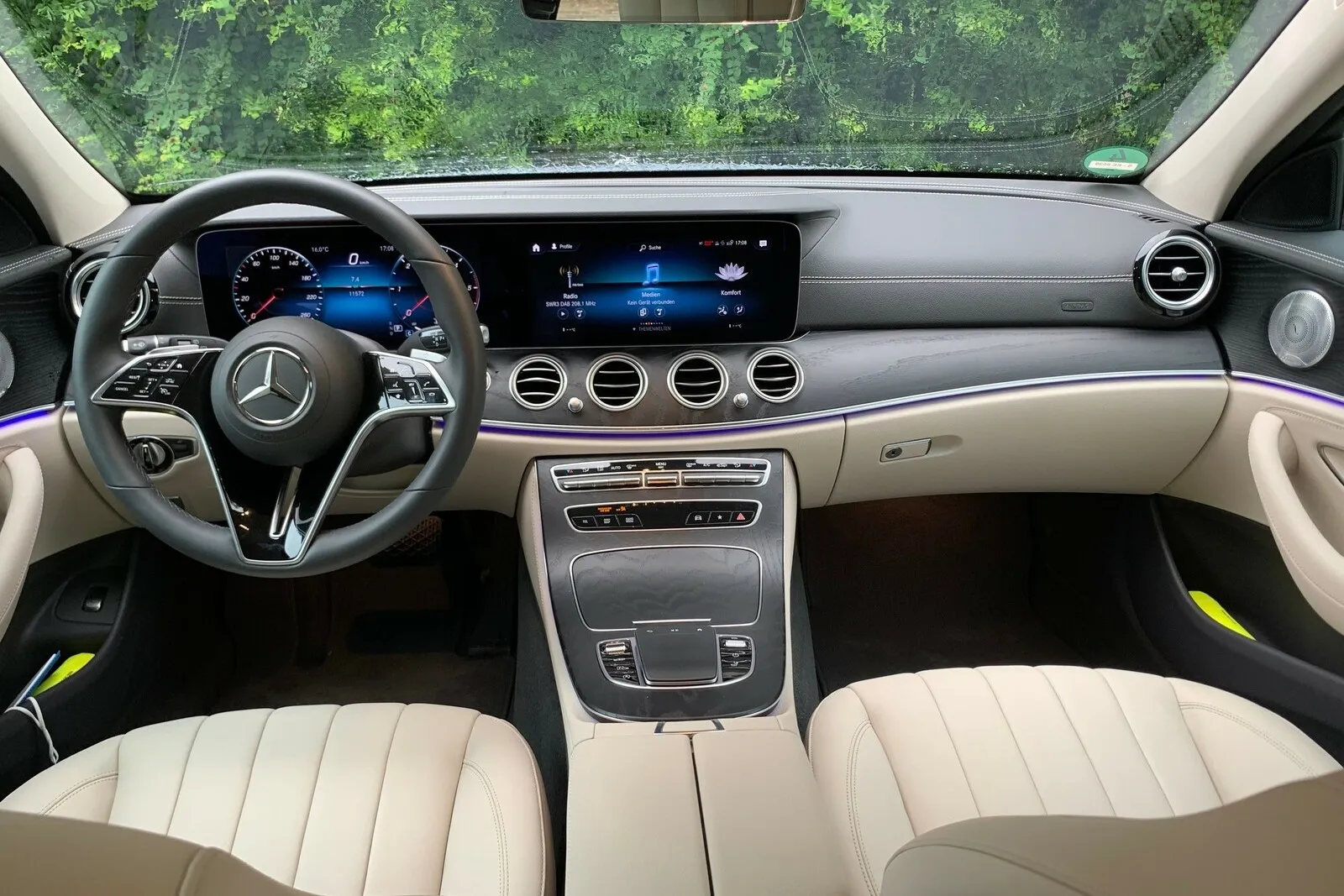 Das große Widescreen-Display bringt viel Modernität ins Auto und bildet einen interessanten Kontrast zu Leder, Holz und Chrom.