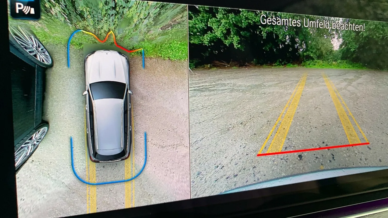 Besonders das Update bei der Einparkhilfe gefällt. Das große Paket mit 360-Grad-Kamera zeichnet jetzt einen virtuellen „Schutzschild“ ums Auto. Er bekommt „Dellen“ und verändert die Farbe, wo wir uns einem Hindernis nähern. Das hilft tatsächlich beim exakten Einschätzen der Parklücke.