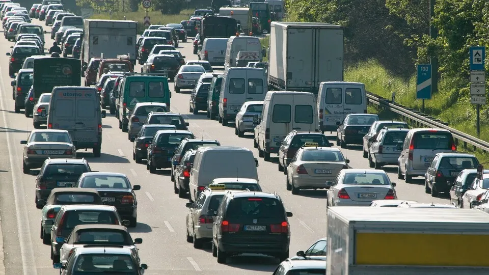Stau auf Autobahn, Sommer