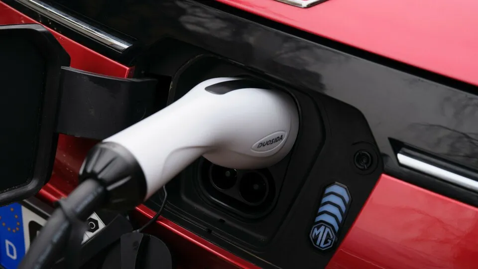 Plug-in-Hybride werden ab 2023 gar nicht mehr gefördert, für reine E-Autos sinken die Prämien.