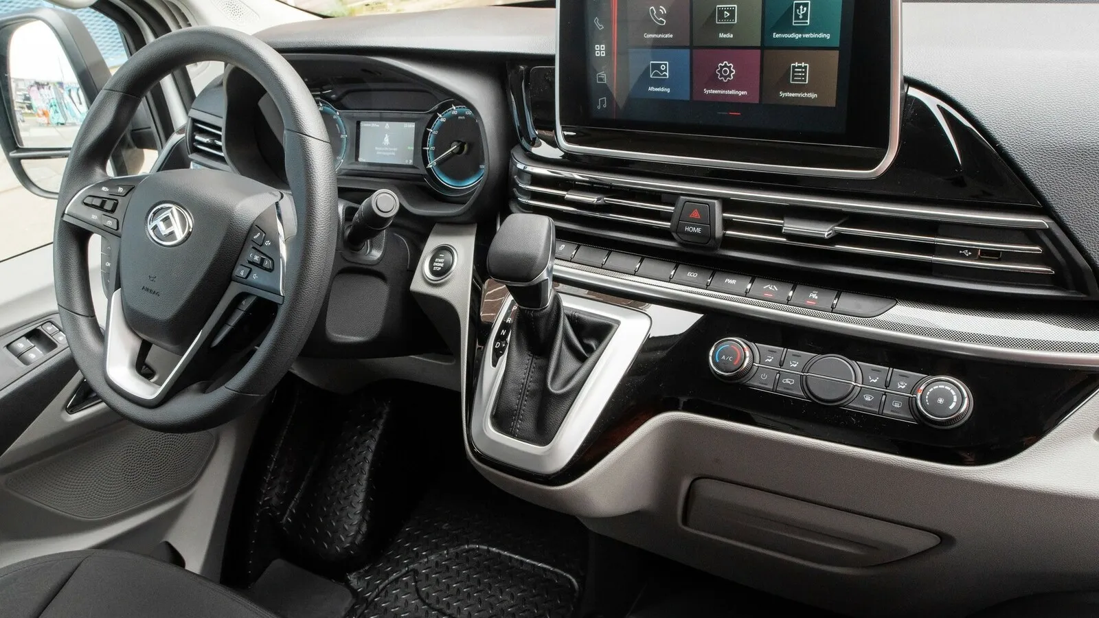 Ein Zehn-Zoll-Touchscreen liefert alle wichtigen Informationen und Konfigurationen.