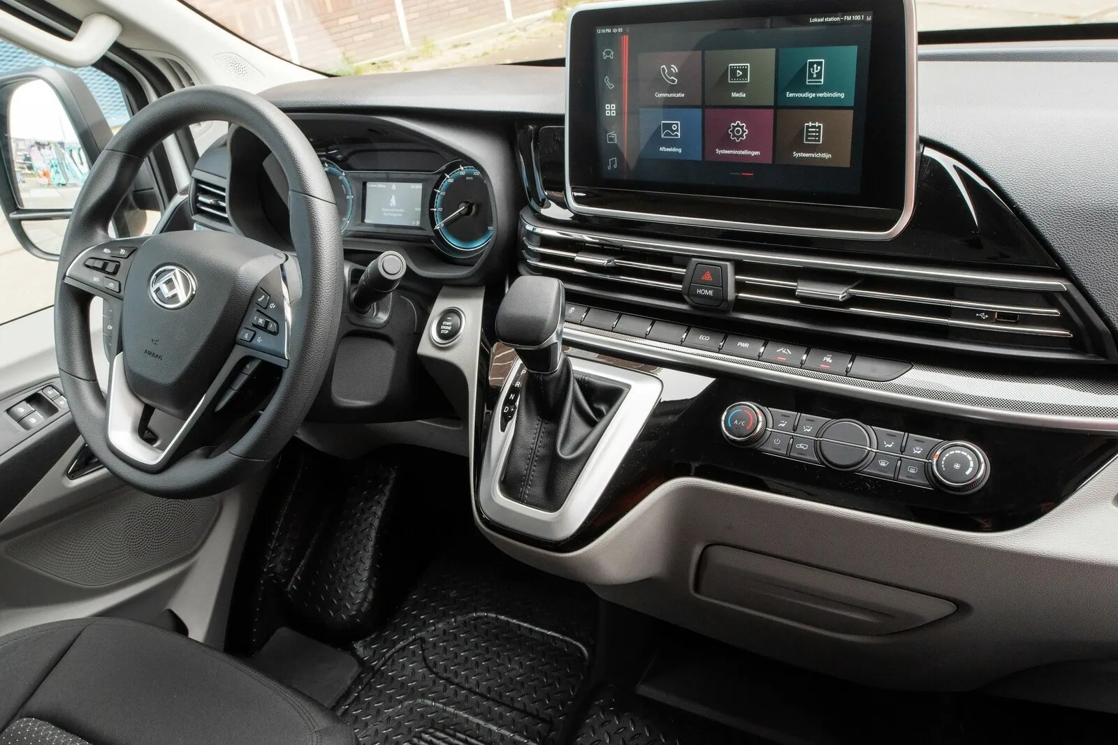 Ein Zehn-Zoll-Touchscreen liefert alle wichtigen Informationen und Konfigurationen.