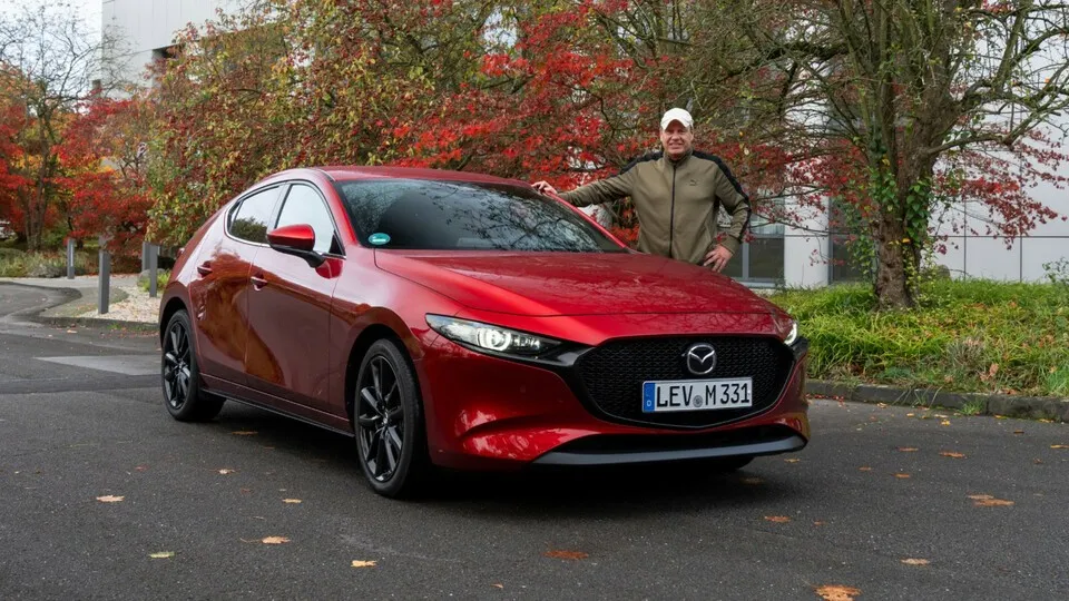 Frischzellenkur: Der Mazda3 fährt mit neuem Einstiegsmotor und etlichen technischen Verbesserungen ins Modelljahr 2025. Bfp-Fuhrpark-Autor Michael Neher konnte den Dreier und CX-30 schon ausprobieren.