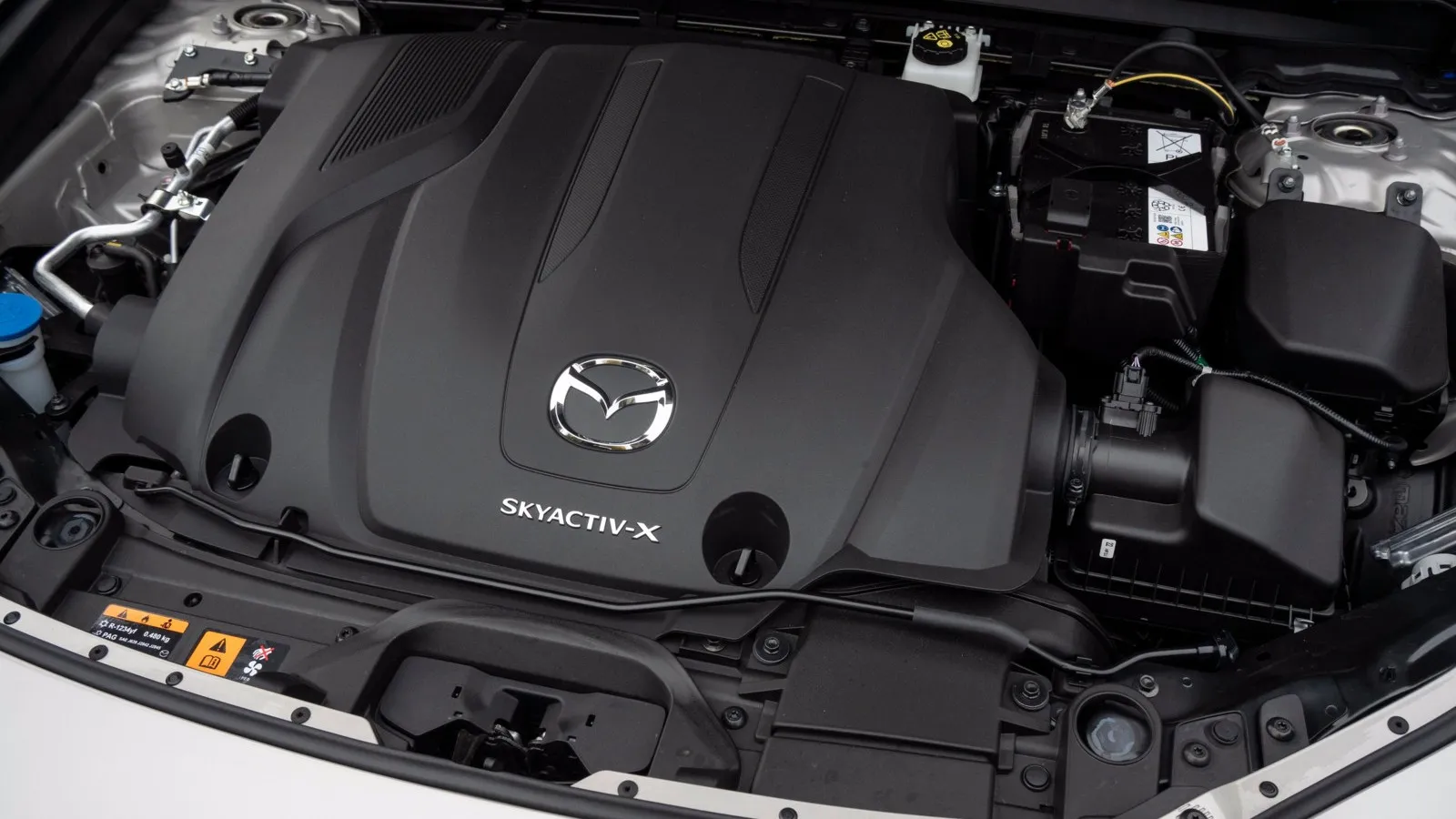 Am meisten hat sich unter der Haube getan: Mazda3 und CX-30 fahren ab Modelljahr 2025 mit dem neuen Einstiegsmotor e-Skyactiv G 140 vor. Der 2,5-Liter-Vierzylinder-Benziner leistet 140 PS und verfügt über 238 Nm Drehmoment. Verbrauch (l/100 km) komb.: 6,0–5,9 l km, CO2: 136–133 g/km.