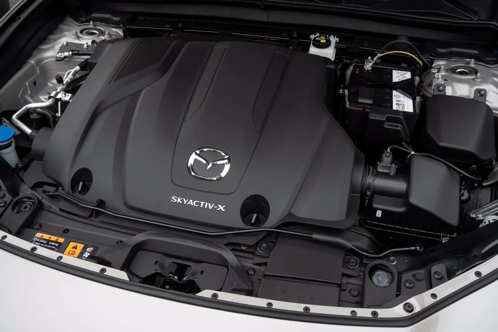 Am meisten hat sich unter der Haube getan: Mazda3 und CX-30 fahren ab Modelljahr 2025 mit dem neuen Einstiegsmotor e-Skyactiv G 140 vor. Der 2,5-Liter-Vierzylinder-Benziner leistet 140 PS und verfügt über 238 Nm Drehmoment. Verbrauch (l/100 km) komb.: 6,0–5,9 l km, CO2: 136–133 g/km.