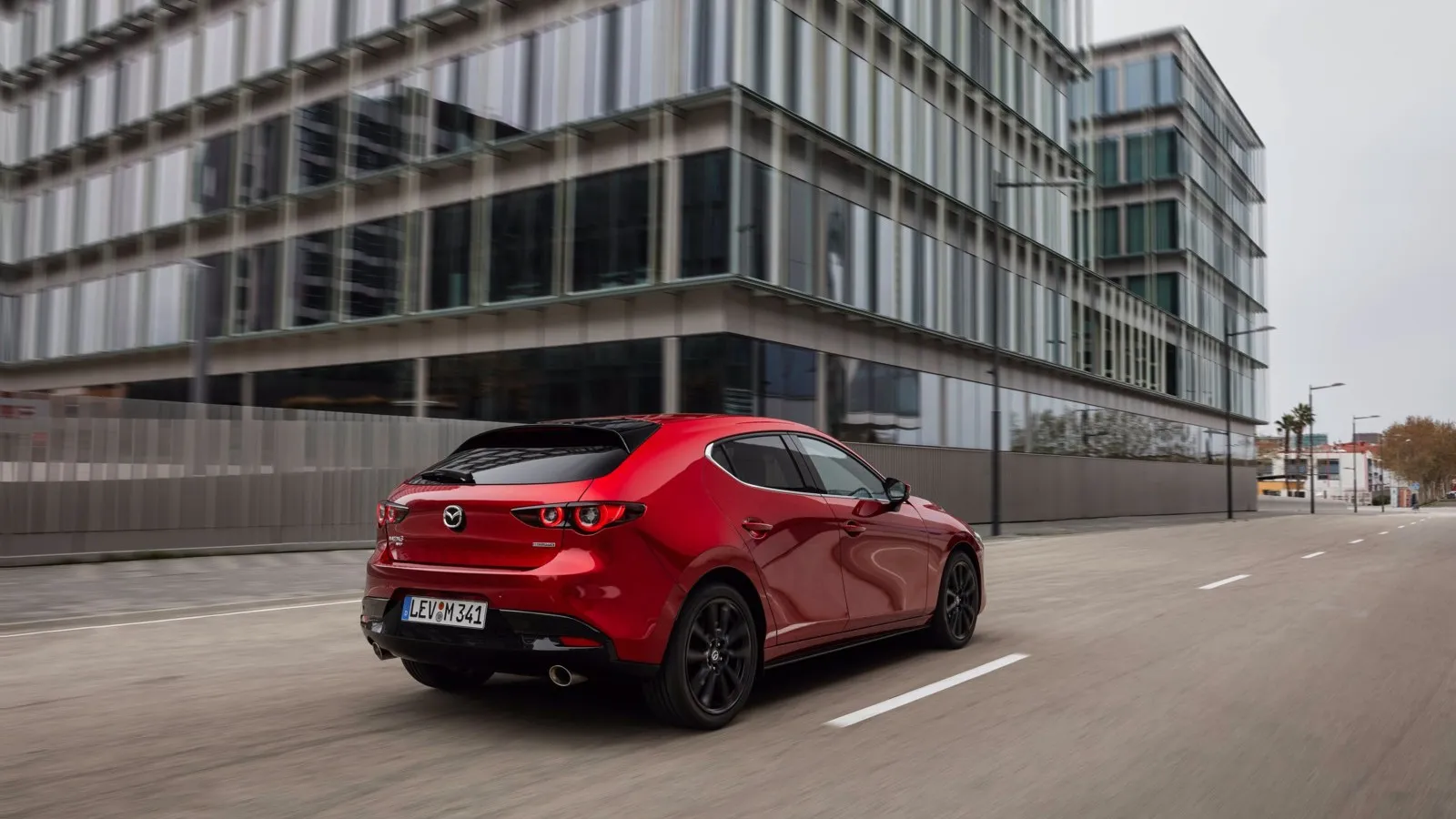 Die kompakte Fließheck-Limousine Mazda3 verfügt über fünf Sitze und ist 4,46 Meter lang. Der Radstand beträgt 2,73 Meter, das Kofferraumvolumen: 351–1.026 Liter. Preis: ab 23.647 Euro (zzgl. USt.).