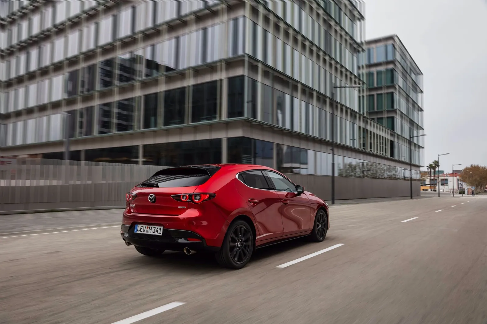 Die kompakte Fließheck-Limousine Mazda3 verfügt über fünf Sitze und ist 4,46 Meter lang. Der Radstand beträgt 2,73 Meter, das Kofferraumvolumen: 351–1.026 Liter. Preis: ab 23.647 Euro (zzgl. USt.).