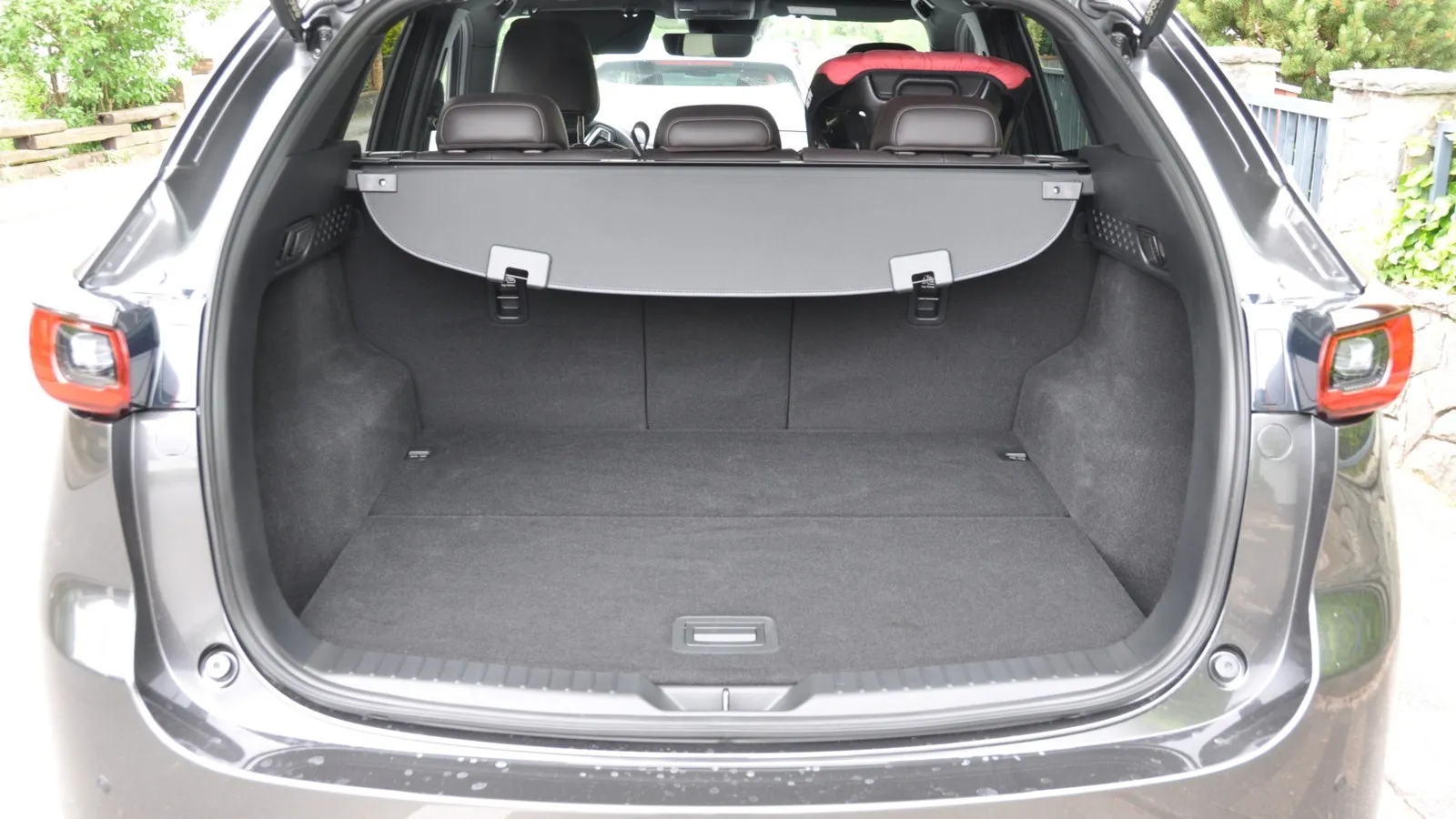 522 Liter Gepäck kann der Mazda CX-5 aufnehmen. Dank dreigeteilt umlegbarer Sitzbanklehne ist das Gepäckabteil auf maximal 1.652 Liter erweiterbar.