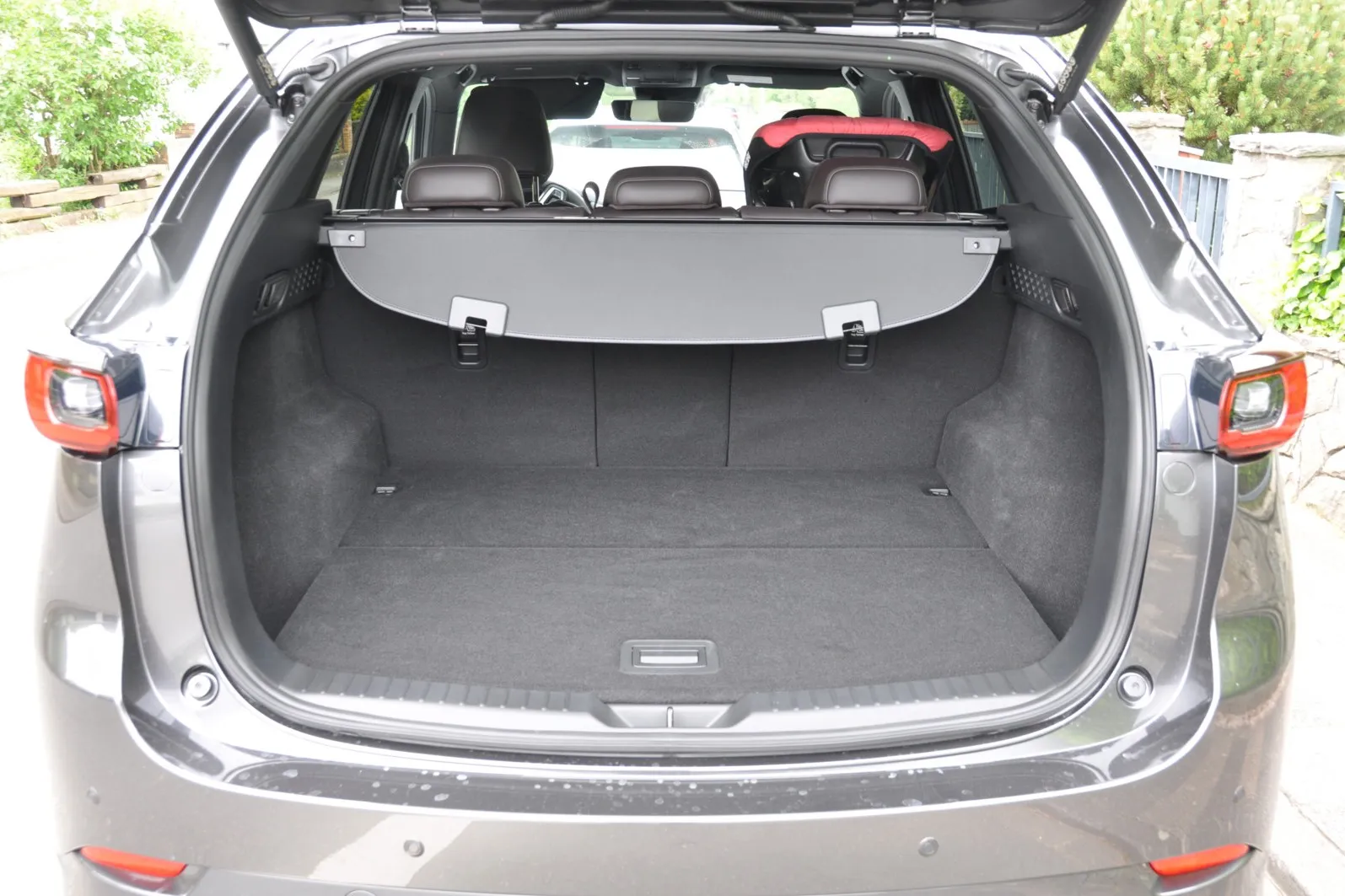 522 Liter Gepäck kann der Mazda CX-5 aufnehmen. Dank dreigeteilt umlegbarer Sitzbanklehne ist das Gepäckabteil auf maximal 1.652 Liter erweiterbar.