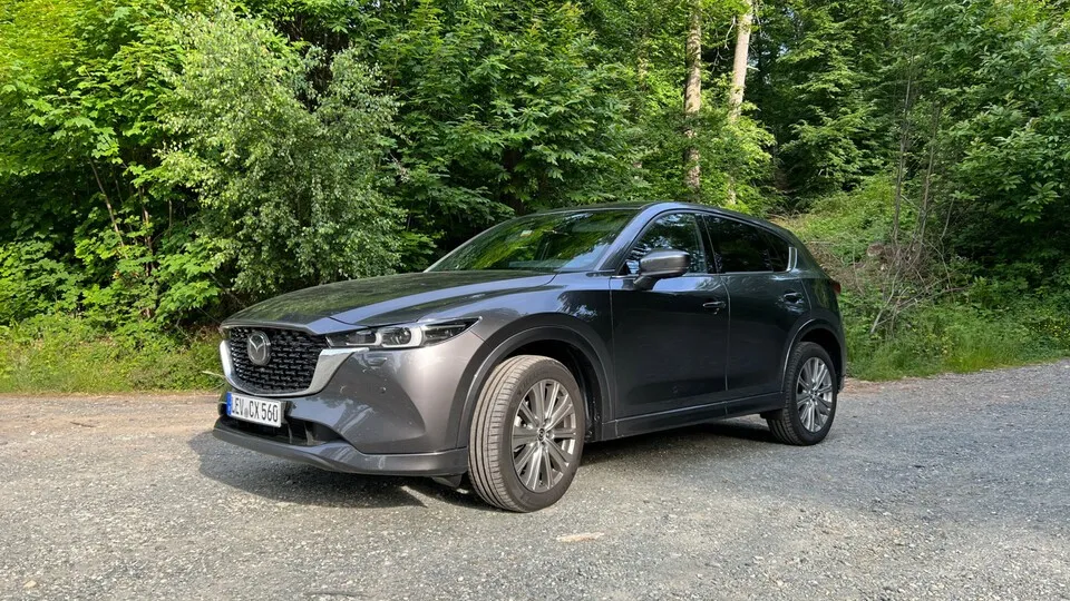 Der Mazda CX-5 ist ein SUV, der auch leichtes Gelände kann.