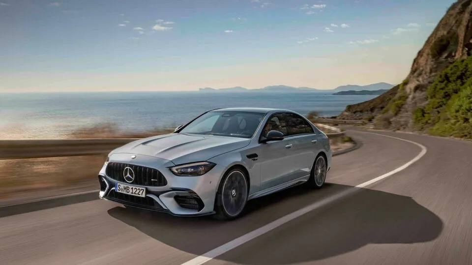 An der Hinterachse auch elektrisch: Der 680 PS starke  Mercedes-AMG C 63 S E Performance zeigt, wie sich eine Luxusmarke die Elektrifizierung vorstellt.