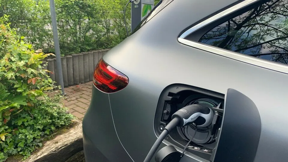 Bei der Abrechnung und Versteuerung des Stromtankens eines E-Firmenwagens an der Wallbox  zu Hause ist einiges zu beachten.