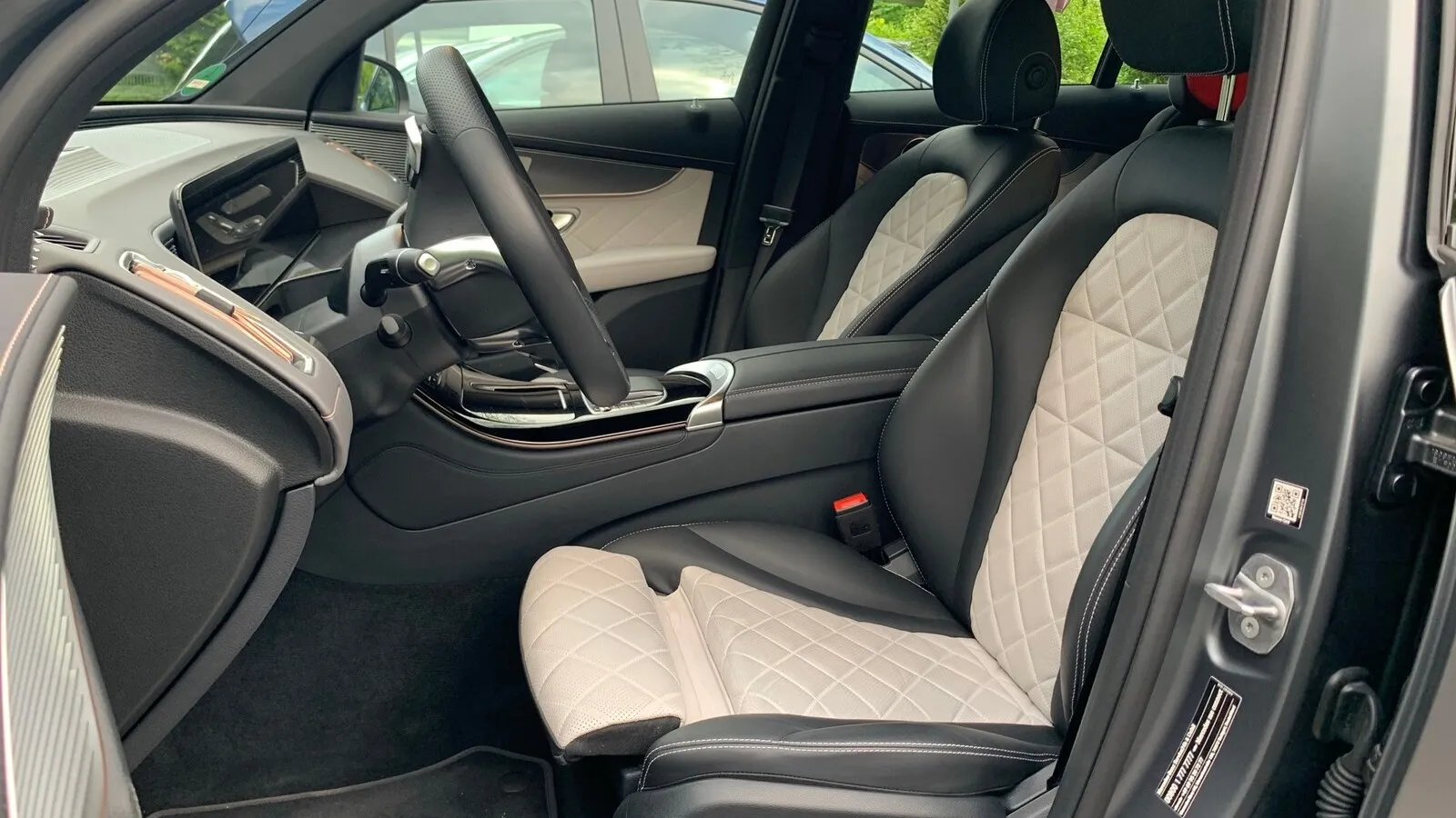 Vorne sitzen Fahrer und Beifahrer fürstlich auf sehr gut ausgeformten und vielfach einstellbaren Sitzen. Ausziehbare Oberschenkelauflagen sowie das Sitzkomfort-Paket mit elektrischer Lordosenstützen-Einstellung sind für Vielfahrer zu empfehlen.