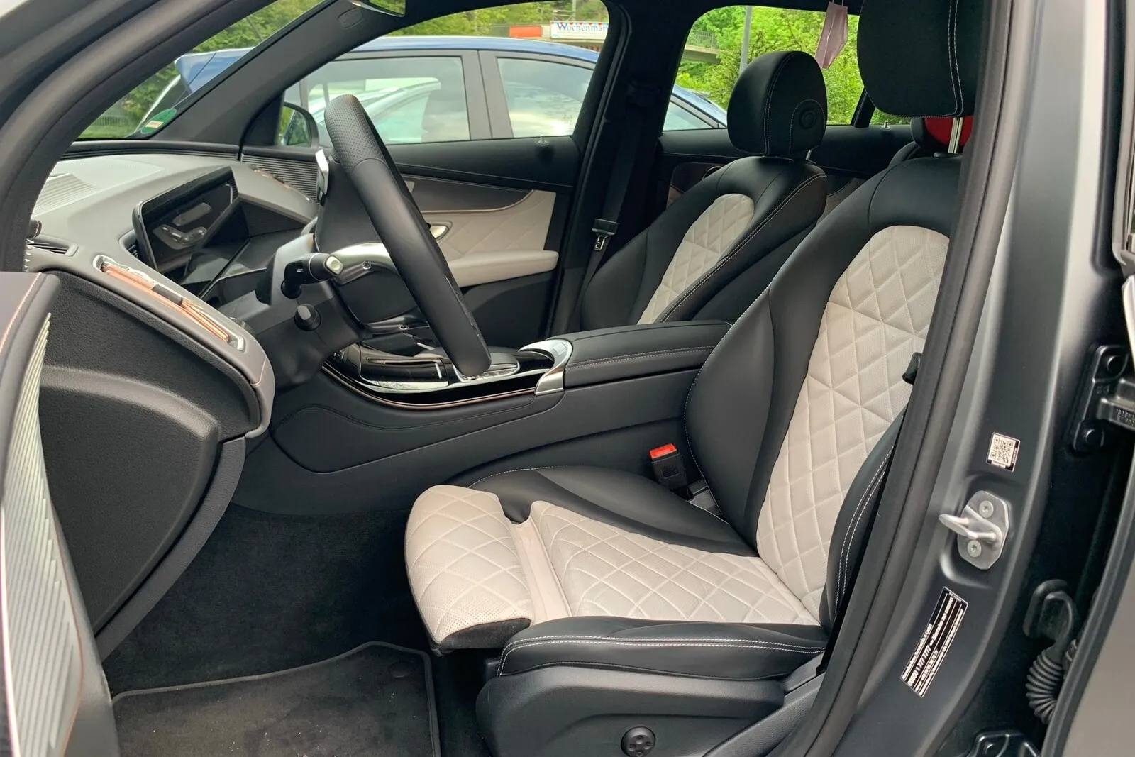 Vorne sitzen Fahrer und Beifahrer fürstlich auf sehr gut ausgeformten und vielfach einstellbaren Sitzen. Ausziehbare Oberschenkelauflagen sowie das Sitzkomfort-Paket mit elektrischer Lordosenstützen-Einstellung sind für Vielfahrer zu empfehlen.