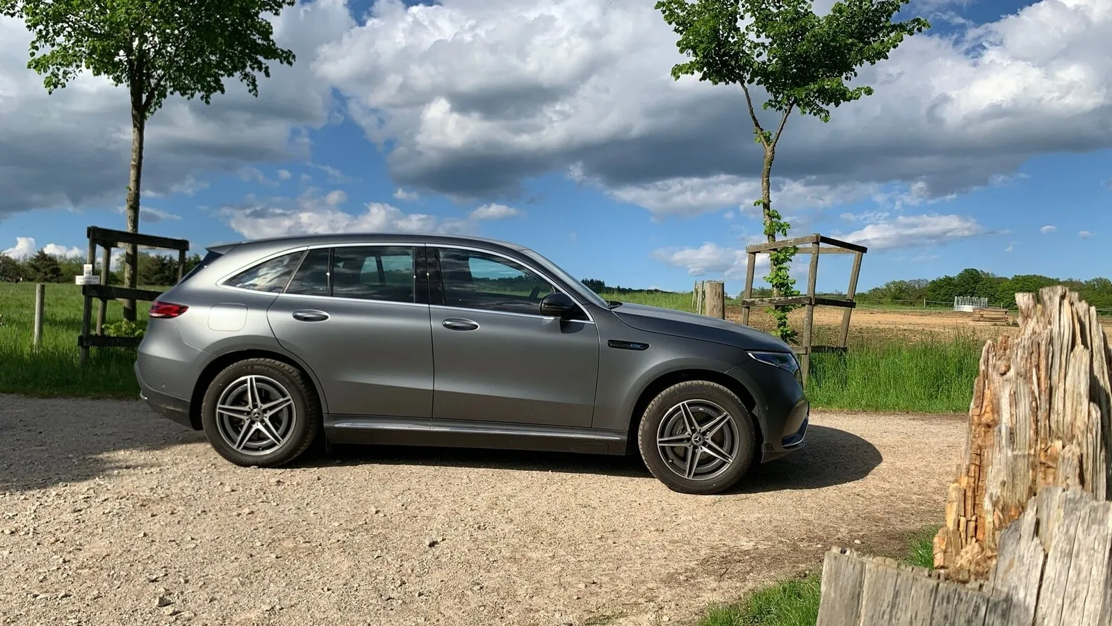 Optisch gefällt der EQC mit der bulligen Front und der eleganten coupéhaften Heckpartie mit einem sehr dynamischen Auftritt, der an den GLC erinnert. Mit ihm teilt er sich die Plattform, ist sogar rund sechs Zentimeter länger als der GLC, aber innen etwas enger.