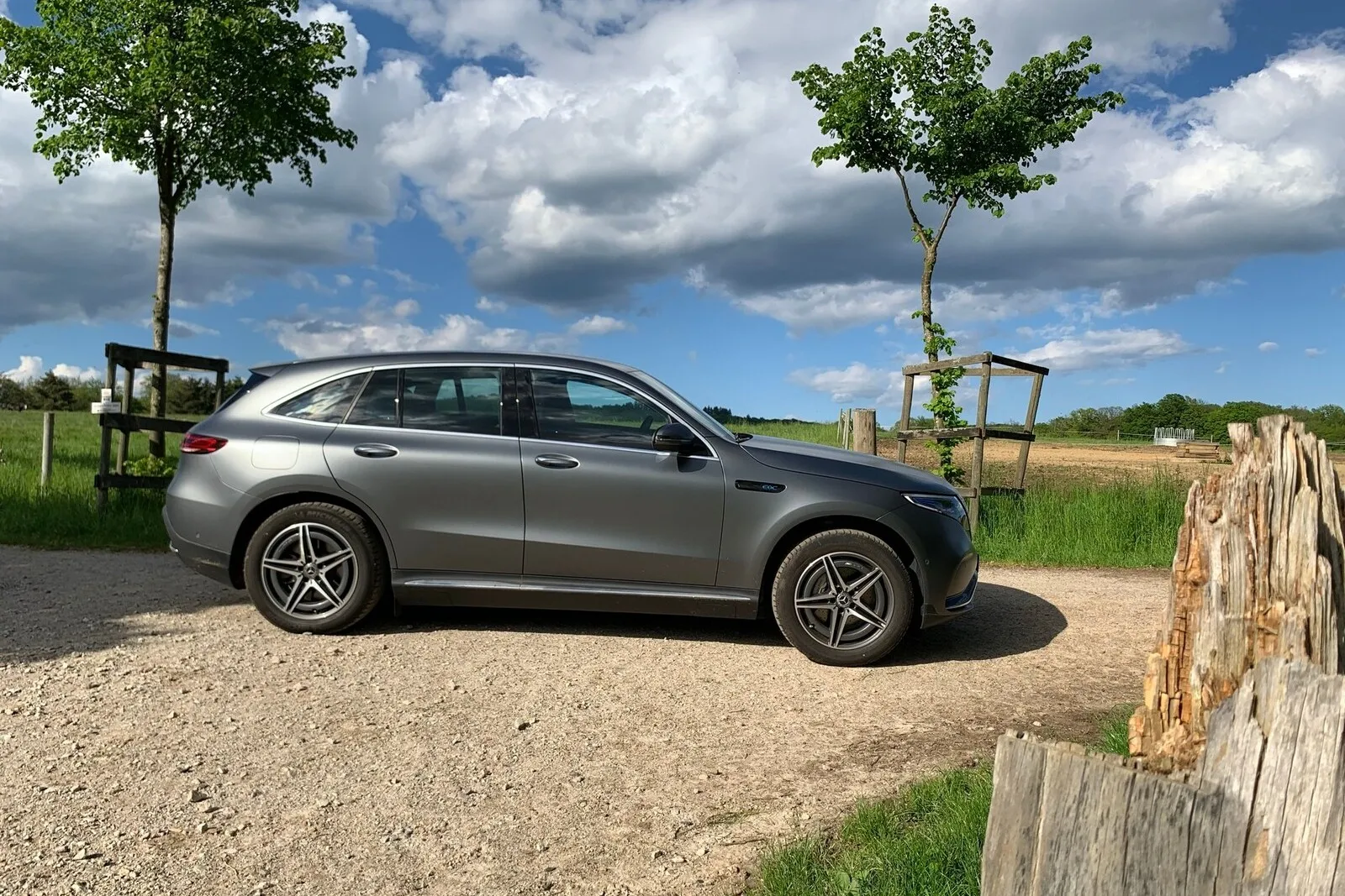 Optisch gefällt der EQC mit der bulligen Front und der eleganten coupéhaften Heckpartie mit einem sehr dynamischen Auftritt, der an den GLC erinnert. Mit ihm teilt er sich die Plattform, ist sogar rund sechs Zentimeter länger als der GLC, aber innen etwas enger.