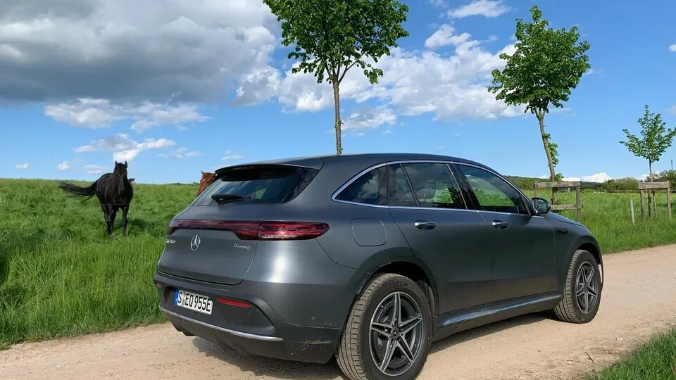 Der Mercedes EQC kann und darf bis zu einem Gewicht von 1,8 Tonnen Anhänger ziehen, die über eine eigene Bremse verfügt