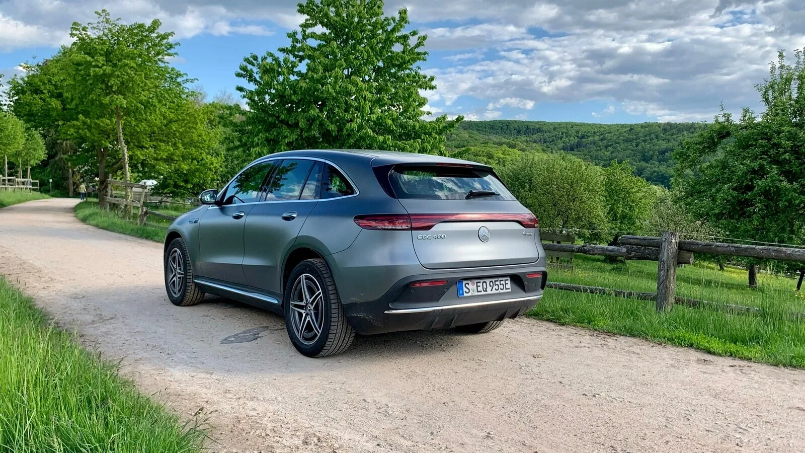 Der Mercedes EQC 400 4Matic besitzt an Vorder- und Hinterachse je einen 150 kW starken Elektromotor, welche eine Systemleistung von 300 kW (408 PS) ergeben. Wird das Strompedal durchgetreten, wird ein Schub von 760 Newtonmetern System-Drehmoment frei.