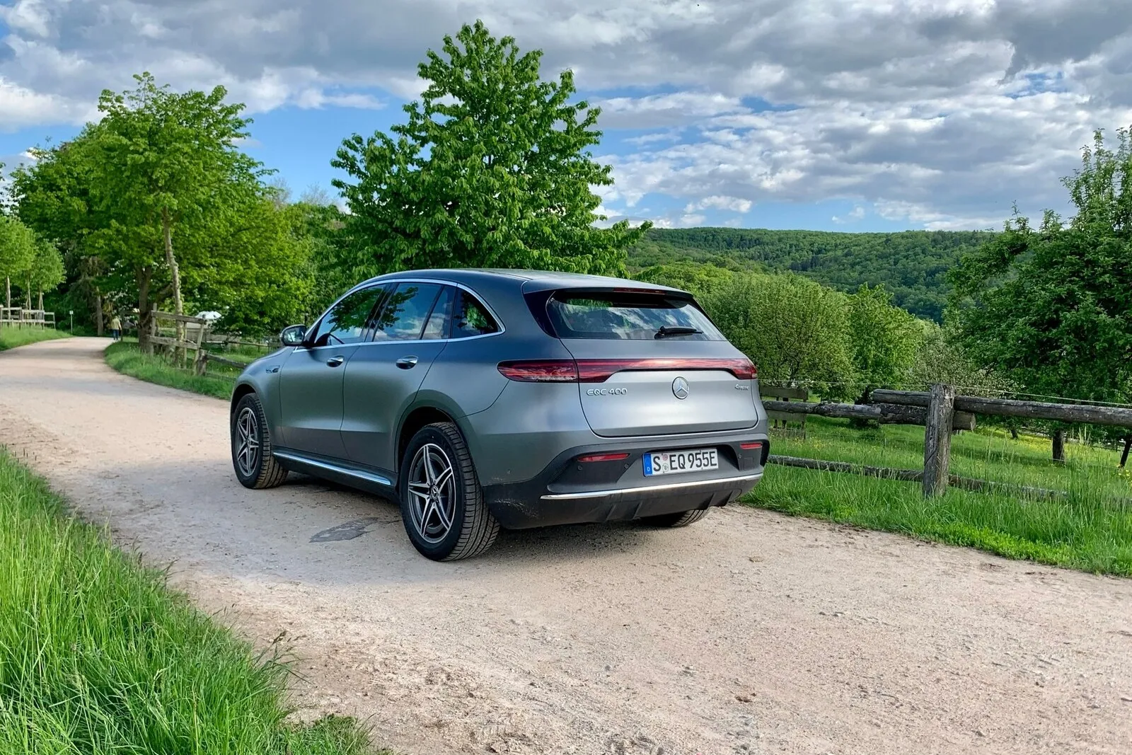 Der Mercedes EQC 400 4Matic besitzt an Vorder- und Hinterachse je einen 150 kW starken Elektromotor, welche eine Systemleistung von 300 kW (408 PS) ergeben. Wird das Strompedal durchgetreten, wird ein Schub von 760 Newtonmetern System-Drehmoment frei.