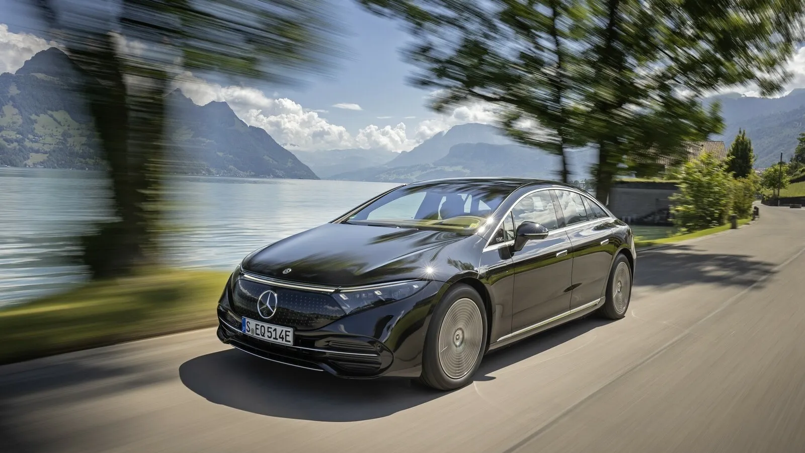 Bis zu 530 PS: Der EQS wird als 580 4-Matic zum allradgetriebenen Stromer-Boliden.
