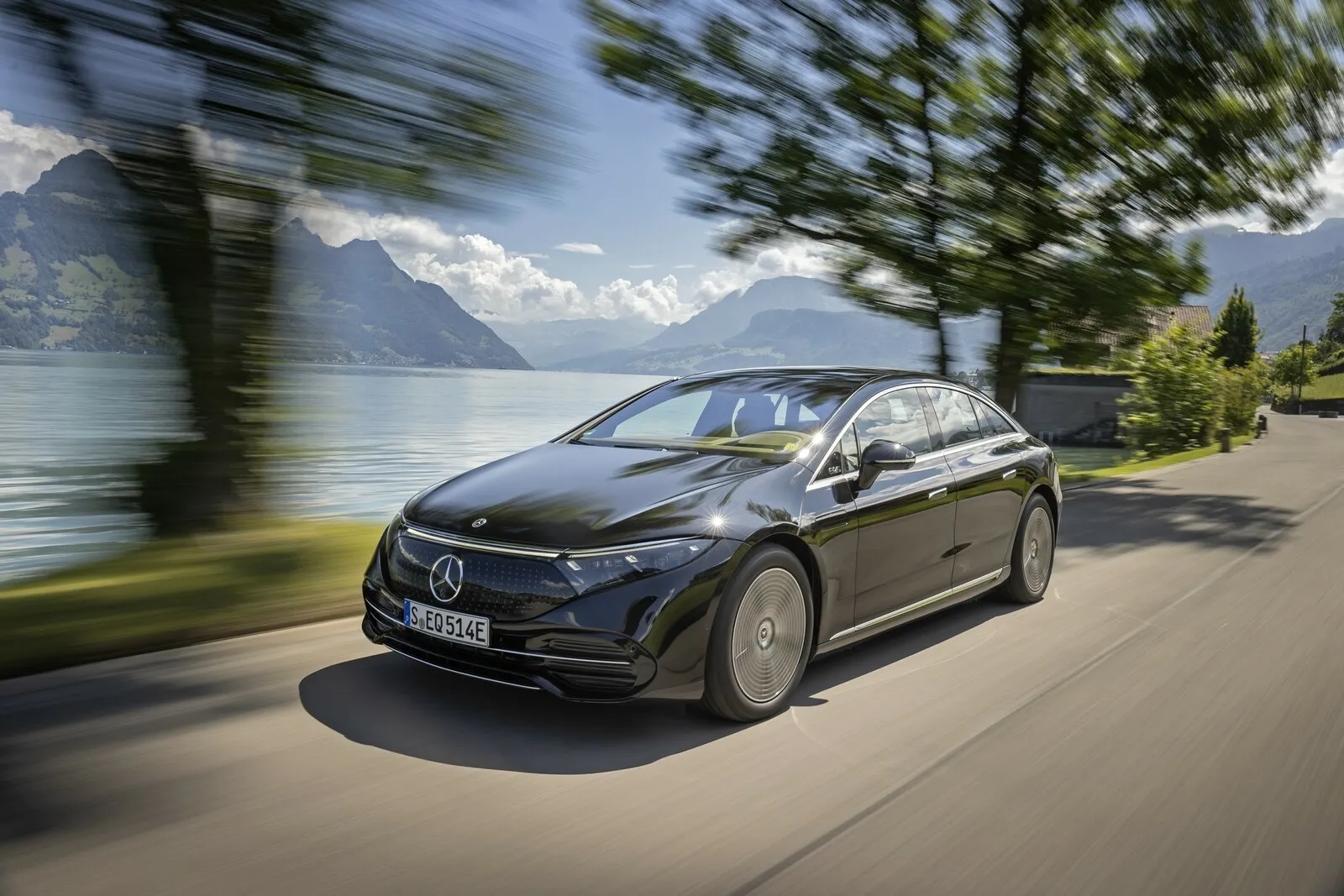 Bis zu 530 PS: Der EQS wird als 580 4-Matic zum allradgetriebenen Stromer-Boliden.