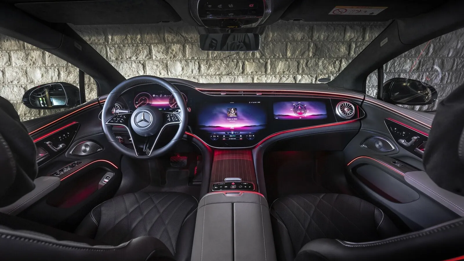 Aufpreis deluxe: Allein für das Hyperscreen-Cockpit werden 7.227 Euro fällig.