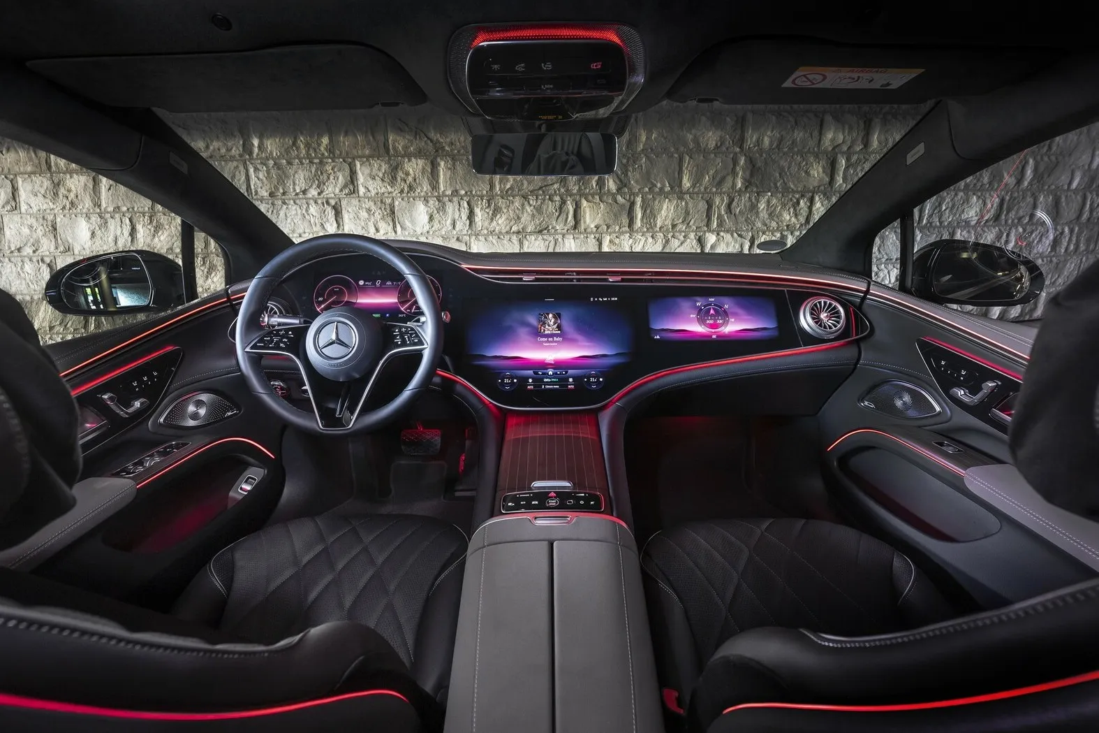 Aufpreis deluxe: Allein für das Hyperscreen-Cockpit werden 7.227 Euro fällig.
