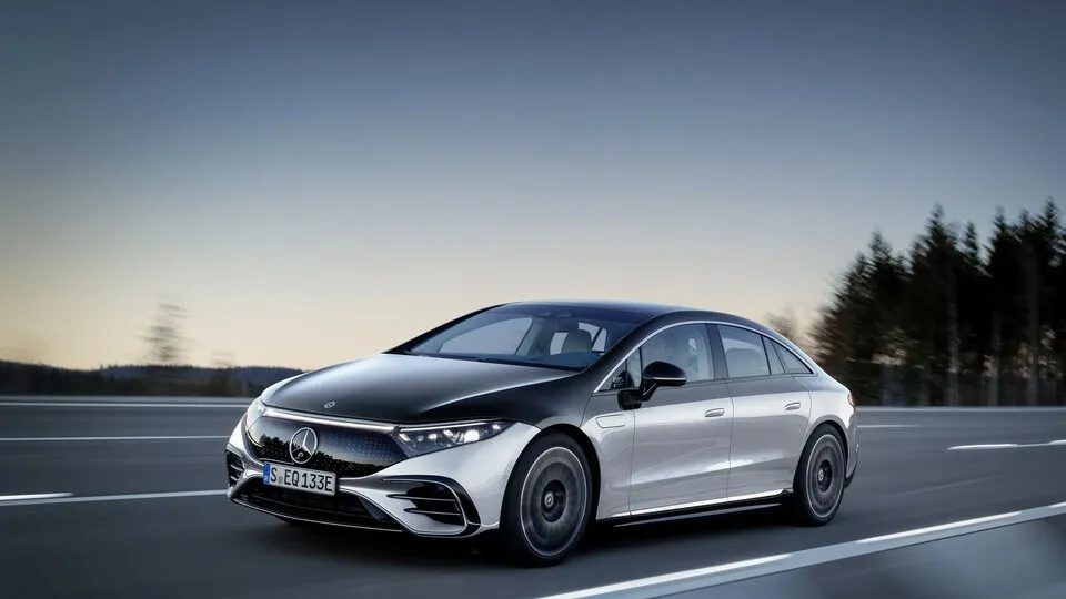 Die neue E-Auto-Quote ab 2026 macht Fahrzeuge wie den Mercedes-Benz EQS für Behörden attraktiv.