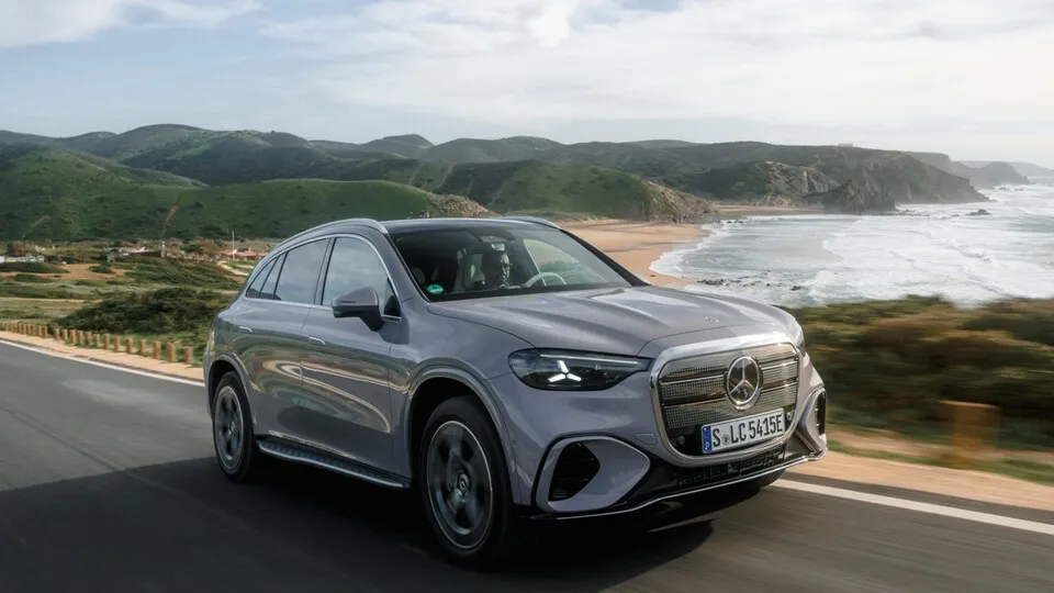 Mit 489 PS, Allradantrieb und hohem Reisekomfort will der elektrische GLC mehr sein als nur ein SUV für die Stadt.