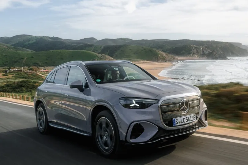 Mit 489 PS, Allradantrieb und hohem Reisekomfort will der elektrische GLC mehr sein als nur ein SUV für die Stadt.
